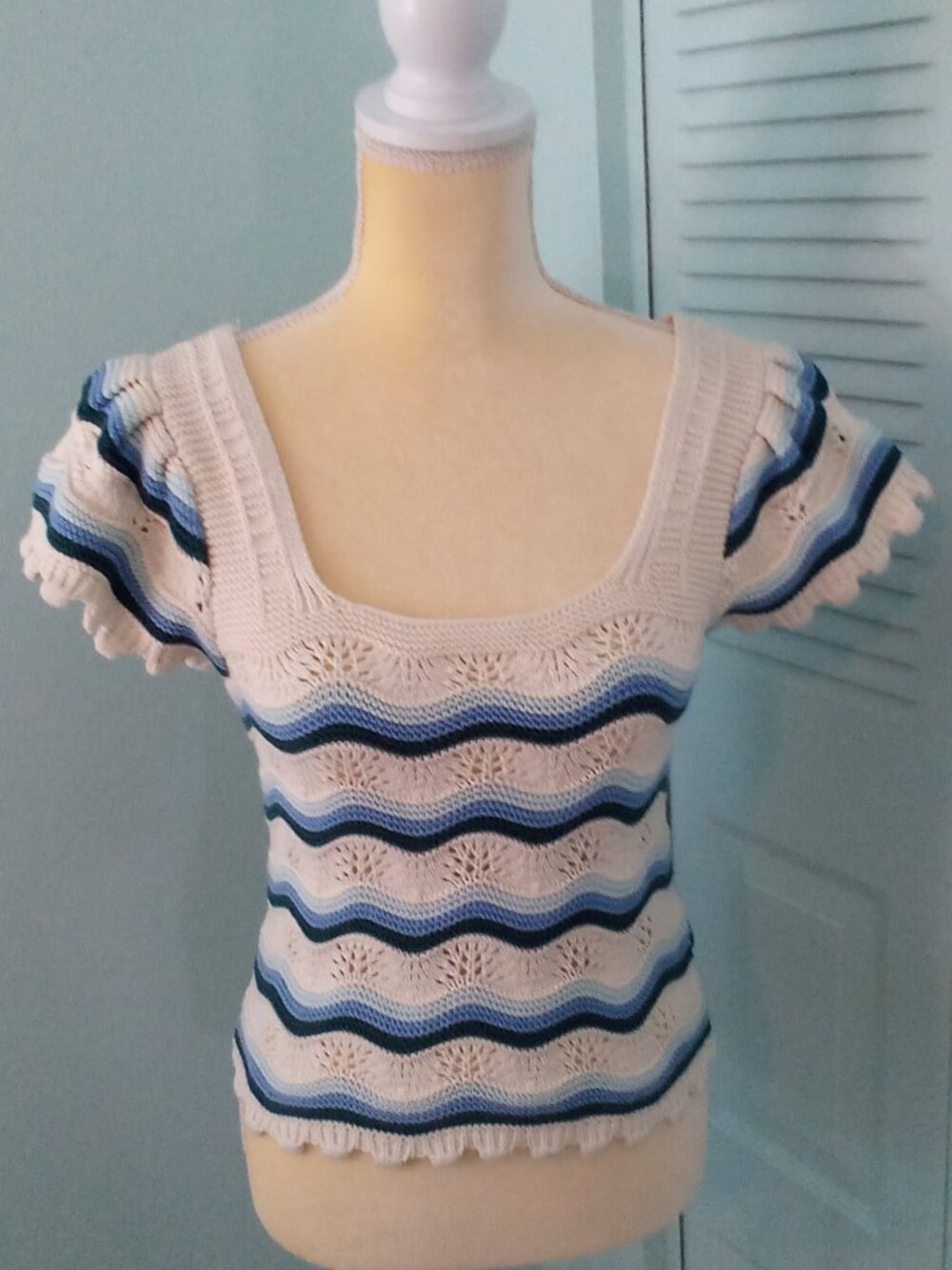 100% COTTON MED CROCHET KNIT CROP TOP FLUTTER DARTED SLEEVES WAVY BLUES N CREAM